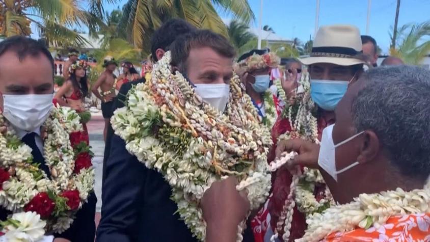 [VIDEO] ¿Exceso de cariño? Macron se transforma en meme tras cálida bienvenida en la Polinesia