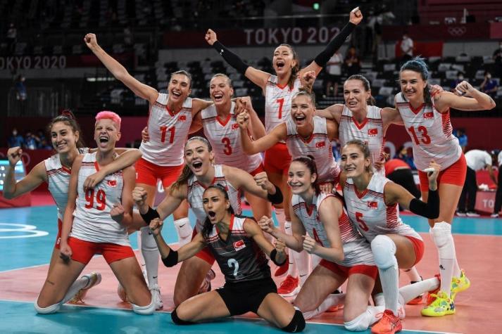 Medio turco destaca triunfo en volei femenino con insólita foto