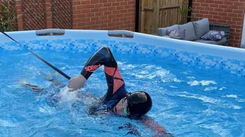 El adolescente que pasó de entrenar en una piscina de lona en el jardín a ganar el oro olímpico