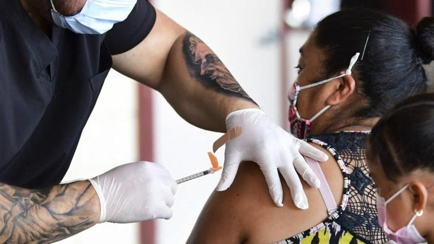 Personas vacunadas contra el coronavirus deberán volver a usar mascarilla en Estados Unidos