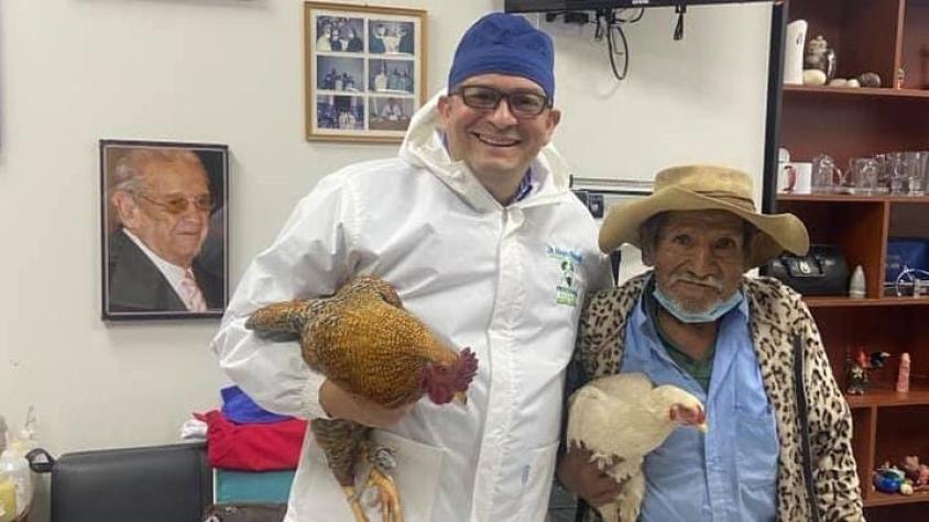 "Se me cayeron las lágrimas": Hombre de 80 años paga cirugía a un doctor con dos gallinas