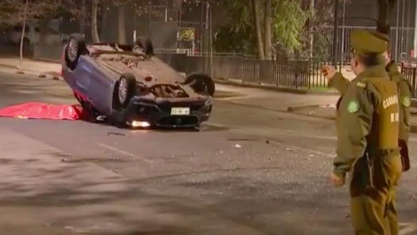 [VIDEO] Una persona fallecida tras volcamiento de auto en Santiago Centro