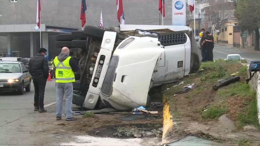 Camión de gran tonelaje se accidenta y vuelca en concurrida avenida en Valparaíso