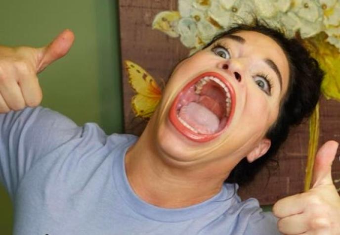 Mujer rompe el récord Guinness por la boca más grande del mundo