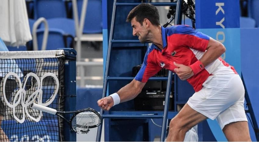 Djokovic sin medallas ni calma: Lanzó una raqueta contra la red y otra al público en derrota