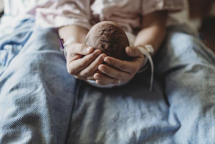 Sucede en uno de cada 500 mil partos: Niña nace con su gemelo dentro de su estómago en Israel