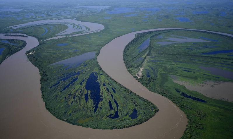 El Río Paraná se secó y ahora se puede cruzar de Argentina a Paraguay a pie