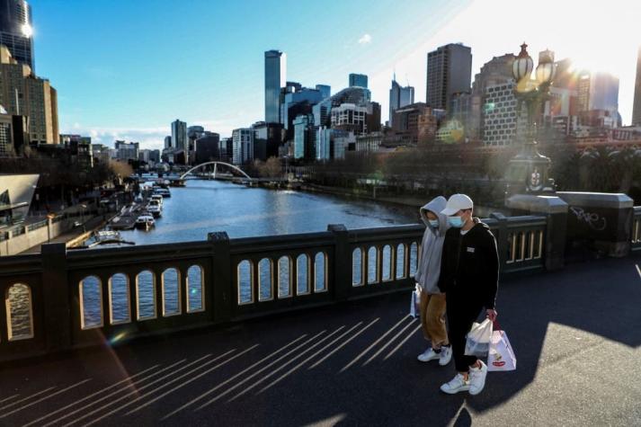 Ciudad australiana de Melbourne amplía su confinamiento anticovid