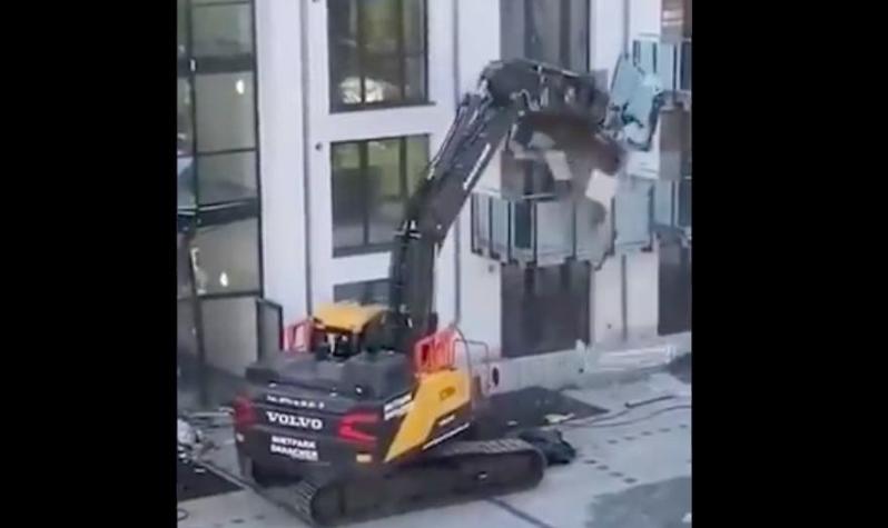 [VIDEO] Contratista alemán destruyó con una excavadora el edificio que hizo porque no le pagaron