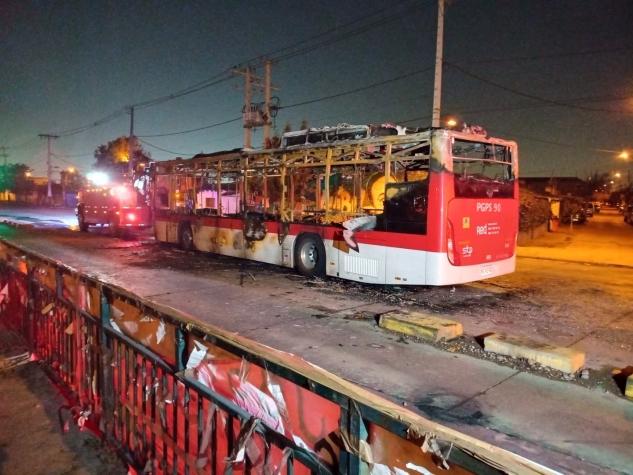 Bus del transporte público resulta completamente quemado por encapuchados