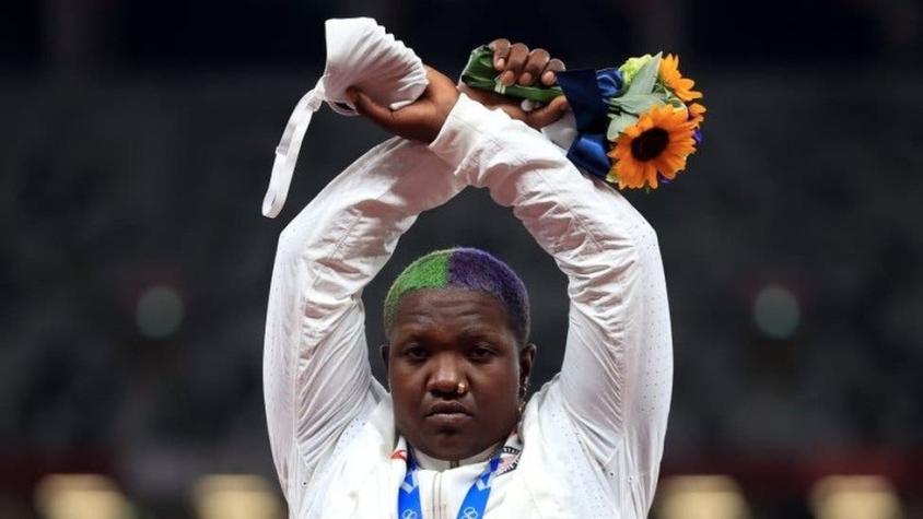 Qué significa la protesta de la atleta estadounidense que cruzó los brazos tras recibir su medalla