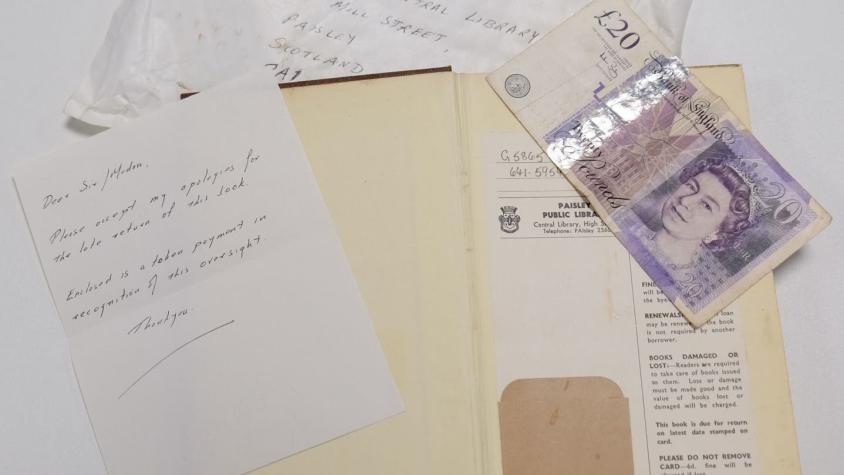 Hombre devuelve libro a biblioteca tras 50 años de retraso y envía insólita nota de disculpas