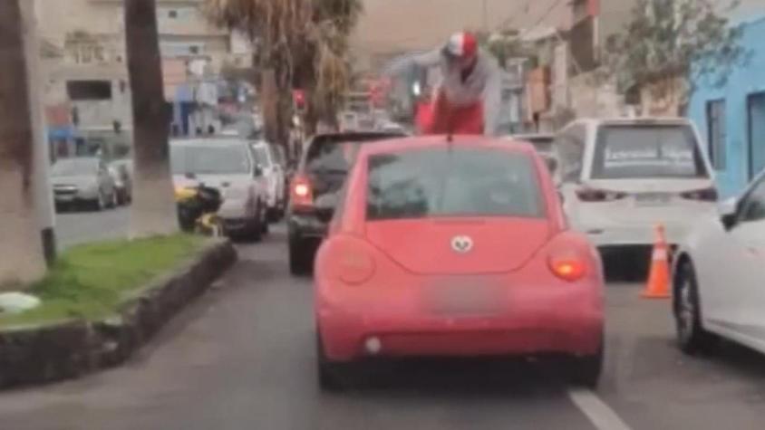 [VIDEO] Violenta agresión en Arica: Hombre rompió a patadas el auto de su polola mientras manejaba