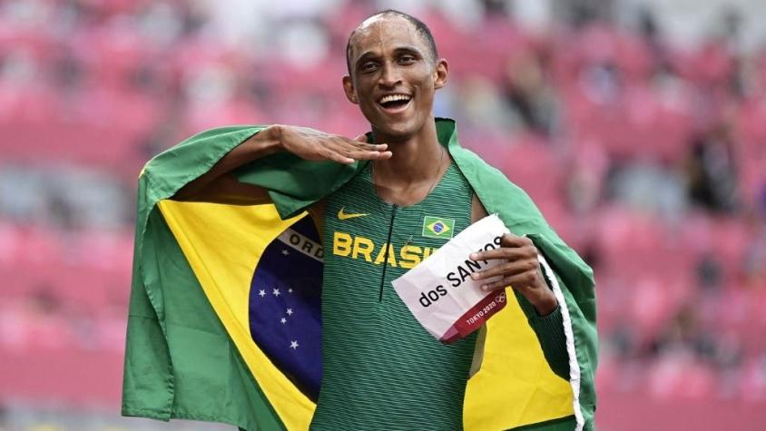 Alison Dos Santos: El brasileño que muestra las marcas de un accidente y ganó bronce en Tokio 2020