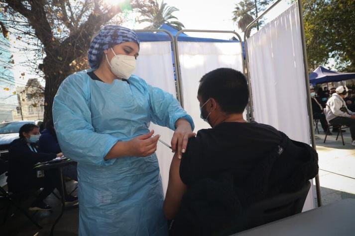 Vacunación en Chile: último estudio da cuenta de disminución en protección contra contagios