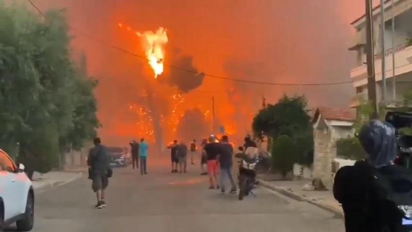 [VIDEO] Gran incendio amenaza a Atenas, mientras Grecia enfrenta una histórica ola de calor