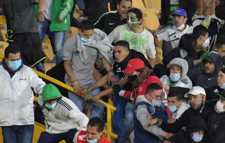 [VIDEO] Regreso de hinchas a los estadios en Colombia terminó con batalla campal entre barristas
