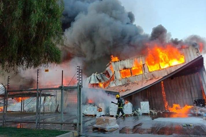 Incendio de gran magnitud se registra en fábrica de papel y cartón en Colina