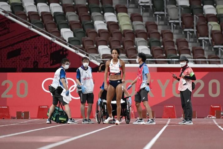 Rechazó ayuda médica y silla de ruedas: atleta se lesiona en 200m de Tokio y cruza la meta cojeando