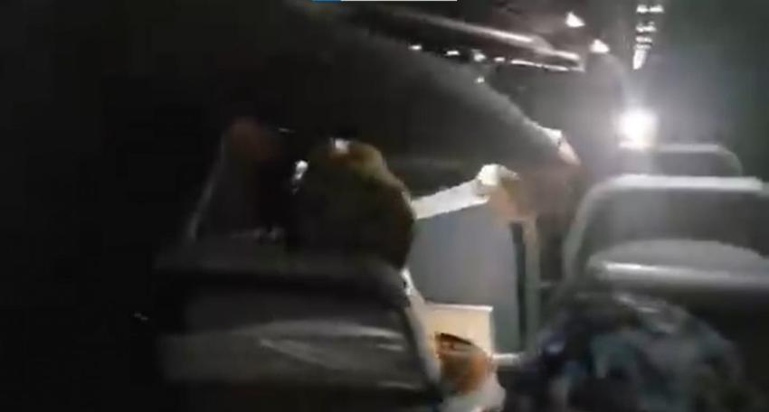 Hombre es amarrado a su asiento en avión tras agredir, manosear e insultar a la tripulación