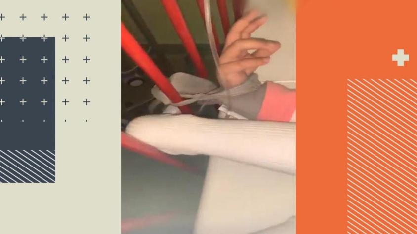 [VIDEO] Madre denuncia que su hija fue amarrada a una camilla en el Hospital Roberto del Río