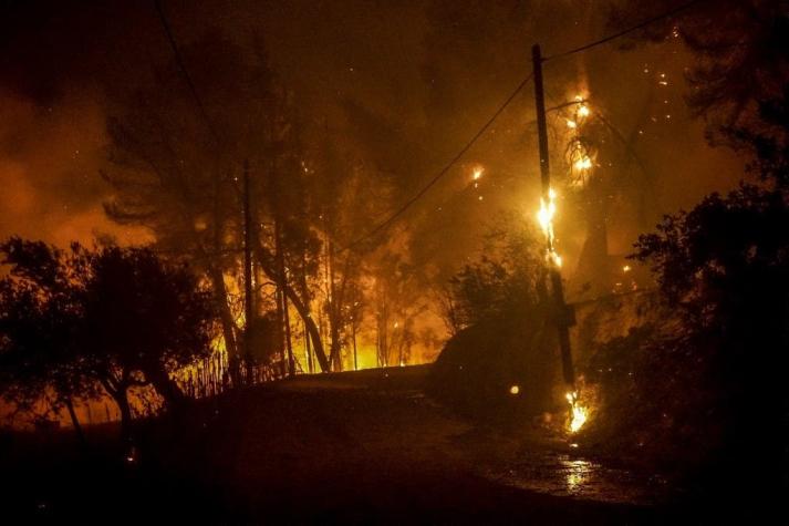 Bomberos griegos luchan contra dos incendios en Olimpia y la isla de Eubea
