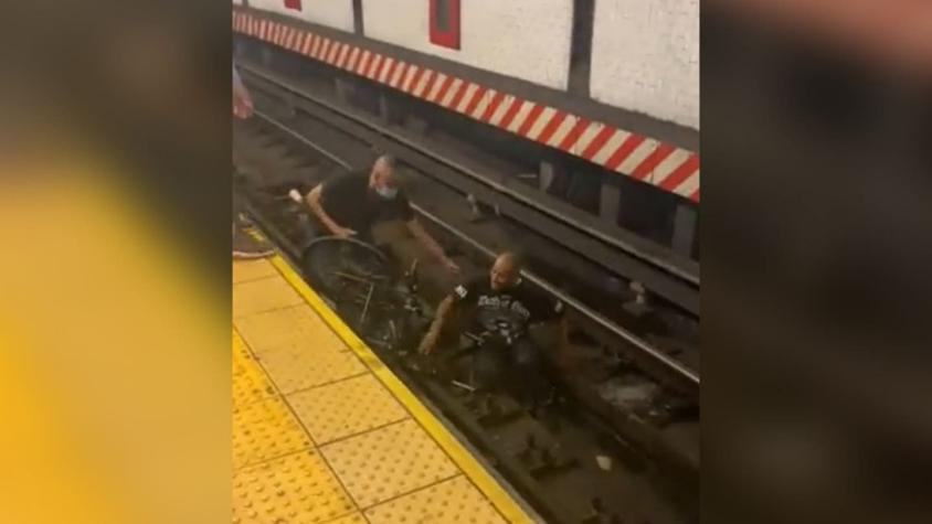 [VIDEO] Hombre en silla de ruedas cae a vías del metro segundos antes de que pase el tren