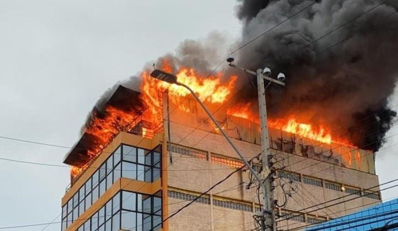 Gran incendio afecta a fábrica de seis pisos en pleno centro de Iquique