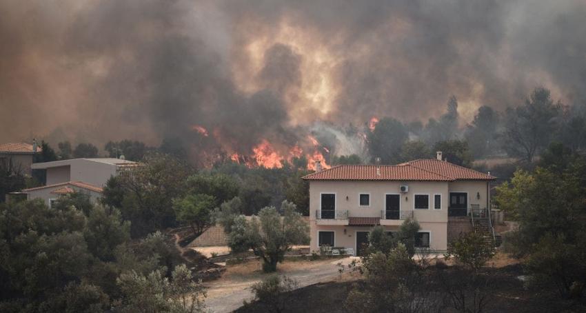 Grecia confirma su primer muerto por los gigantescos incendios