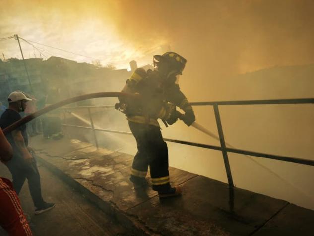 Reportan incendio en dos casas del Cerro Alegre en Valparaíso