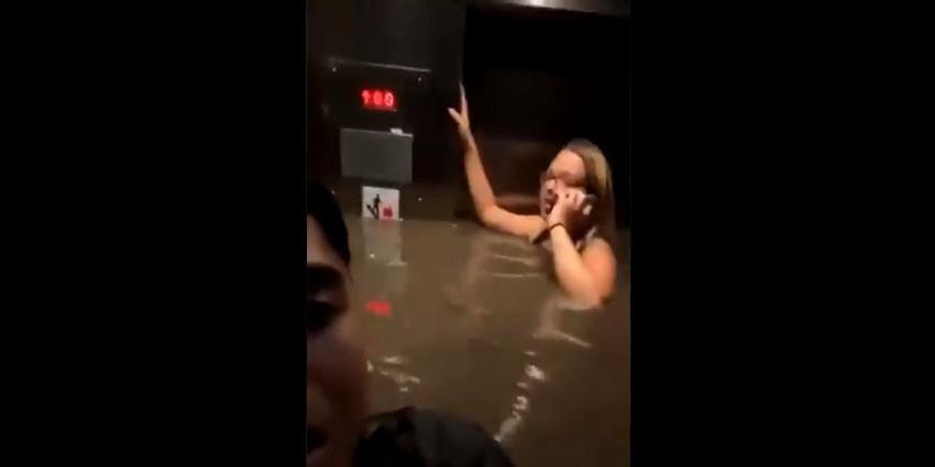 Lo grabó: Joven queda atrapado con dos amigos en ascensor inundado