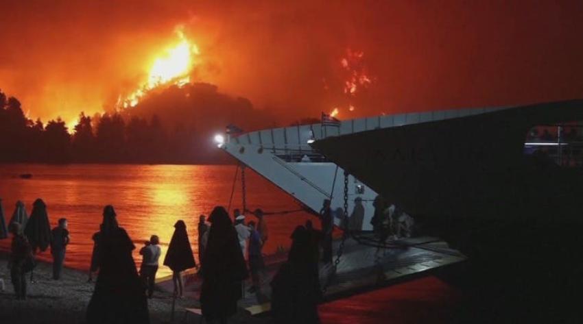 [VIDEO] Dramática evacuación de isla griega por incendios
