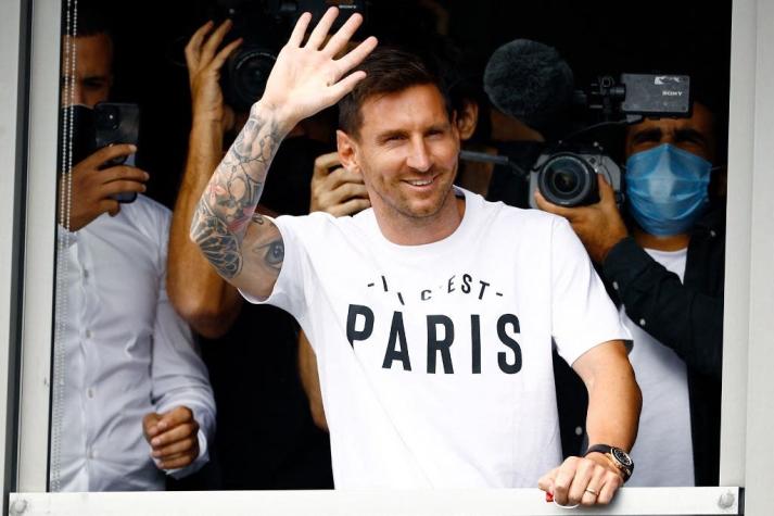 Lionel Messi llega a París y es recibido por un centenar de hinchas del PSG