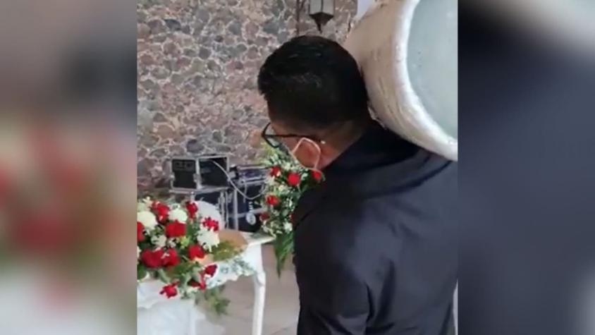 [VIDEO] El insólito regalo que se robó las miradas en una boda y se volvió viral