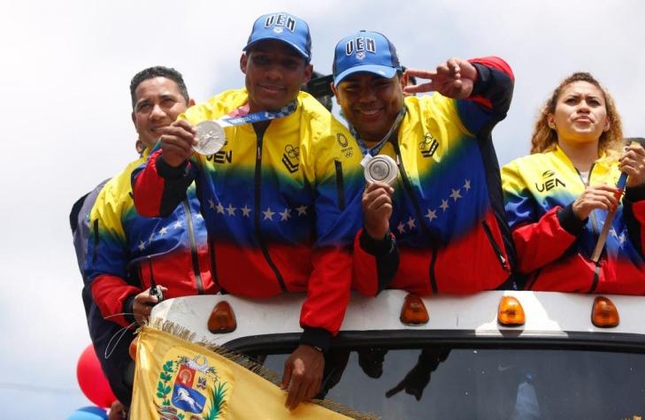 Atletas venezolanos desfilan en caravana tras su mejor desempeño olímpico