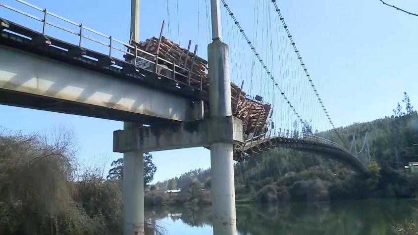 [VIDEO] Camión termina colgando tras colapso de puente Carahue