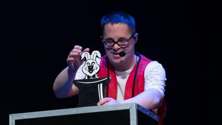 El ilusionista argentino con síndrome de Down que usa la magia para enseñar sobre inclusión