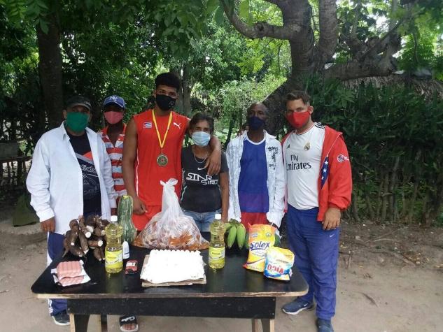 Boxeador cubano gana medalla de oro y es recibido en su país con alimentos y productos de aseo