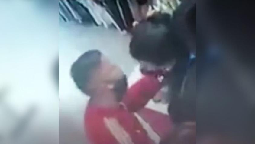 Insólito: Ladrón roba en local comercial y besa a la cajera para evitar sospechas