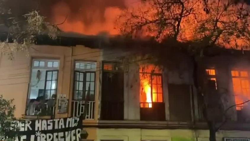 [VIDEO] Incendio en Barrio Yungay deja 8 casas destruidas y 3 hospitalizados por inhalación de humo