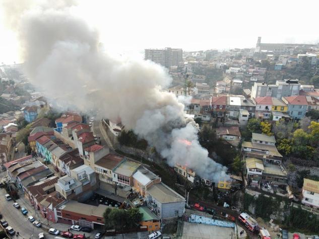 Cinco viviendas afectadas y tres bomberos heridos en incendio en cerro de Valparaíso