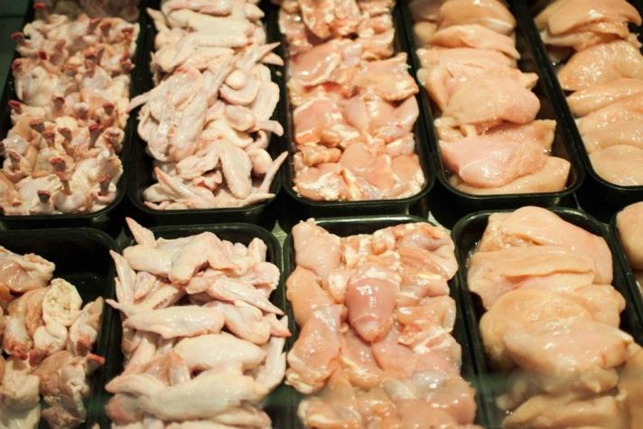 Sernac presenta demanda colectiva contra Walmart y SMU por colusión en el caso pollos
