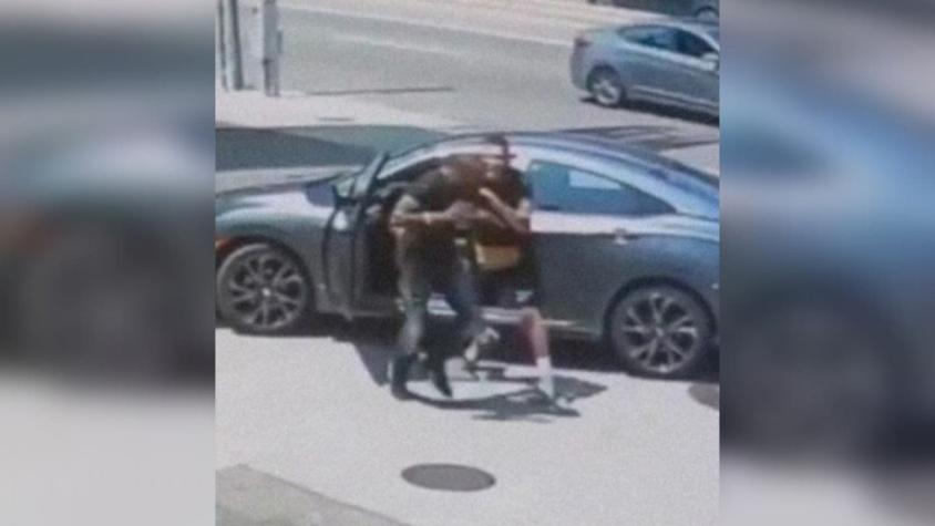 [VIDEO] Tuvo que arrancar: Ladrón intentó robar auto de luchador de la UFC y recibió una paliza