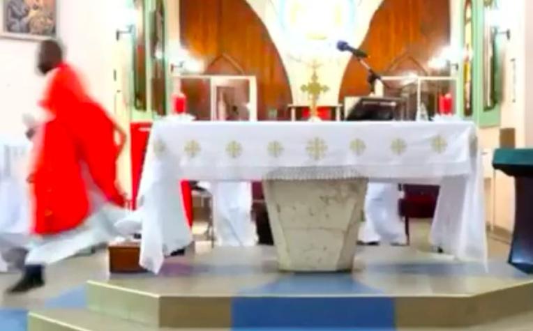 [VIDEO] Video muestra momento exacto del terremoto en Haití en medio de una misa