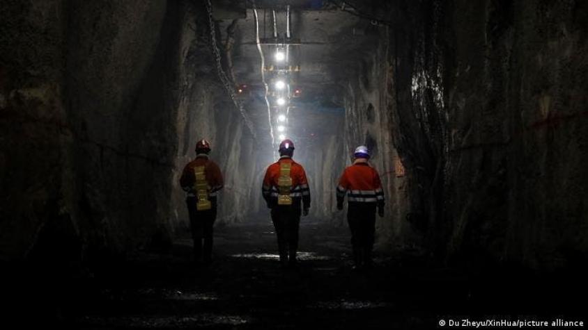 Intentan liberar a 19 mineros chinos atrapados