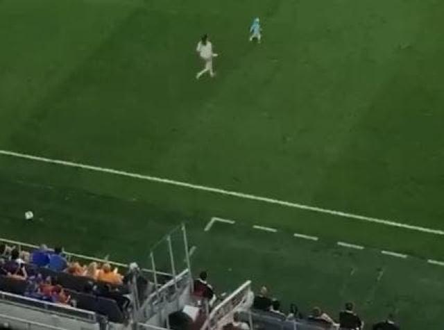 [VIDEO] ¡Era roja!: Niño se escapa de su madre en pleno partido de MLS y la mamá lo barre por detrás