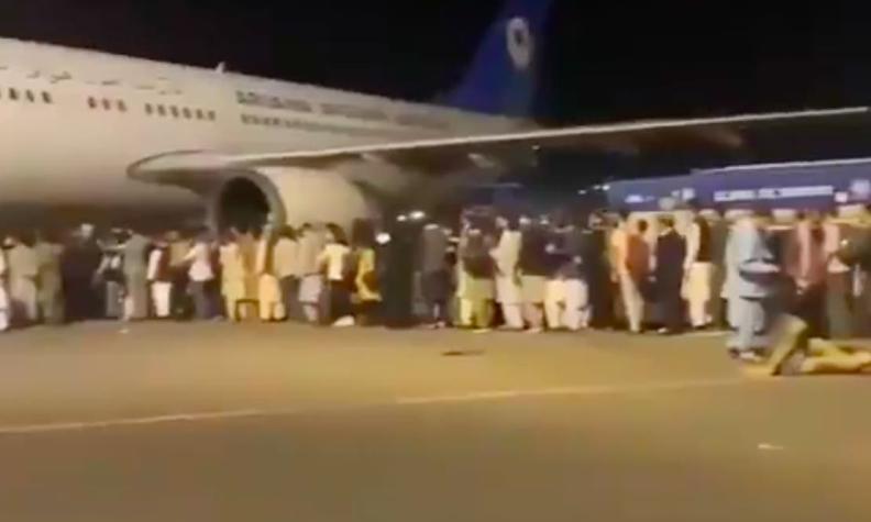 Caos en el aeropuerto de Kabul: Cientos de personas intentan huir de los talibanes
