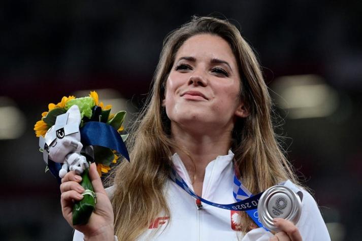 Atleta polaca subastará medalla obtenida en Tokio 2020 para ayudar a niño con grave enfermedad