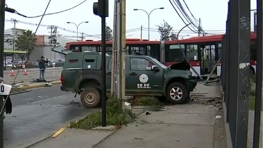 Tres heridos tras choque entre bus de transporte público y vehículo de Gendarmería en San Miguel