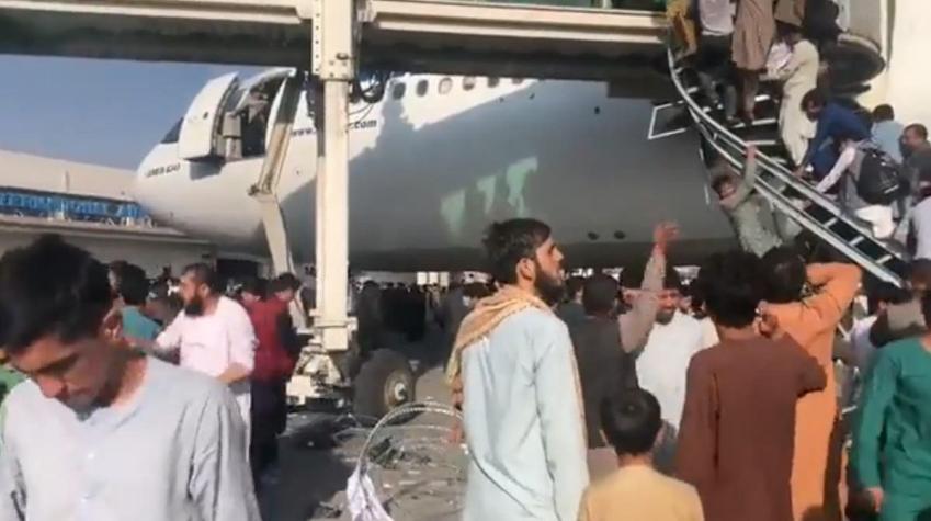 Caos en Kabul: difunden imágenes que mostrarían a afganos cayendo de avión en intento por escapar